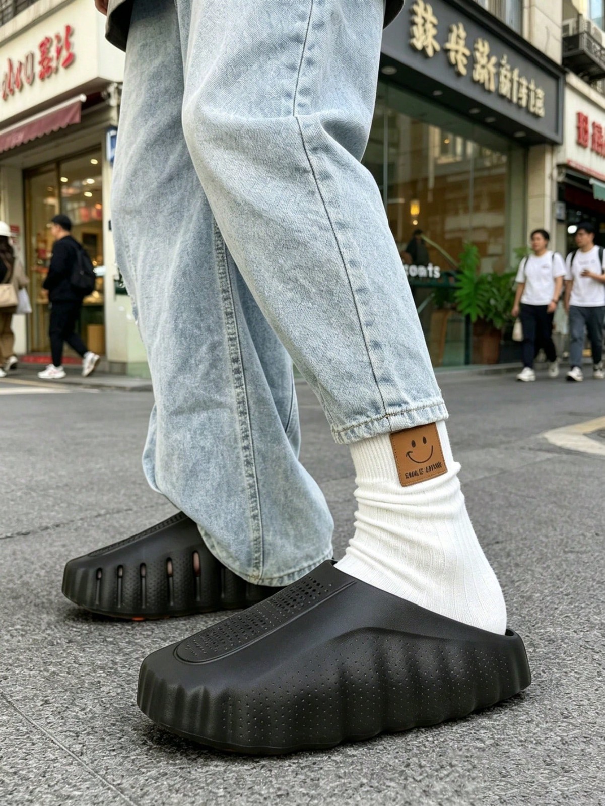 Mind 001 Men’s Closed-Toe Clogs, Lightweight Durable Construction, Ventilated Up